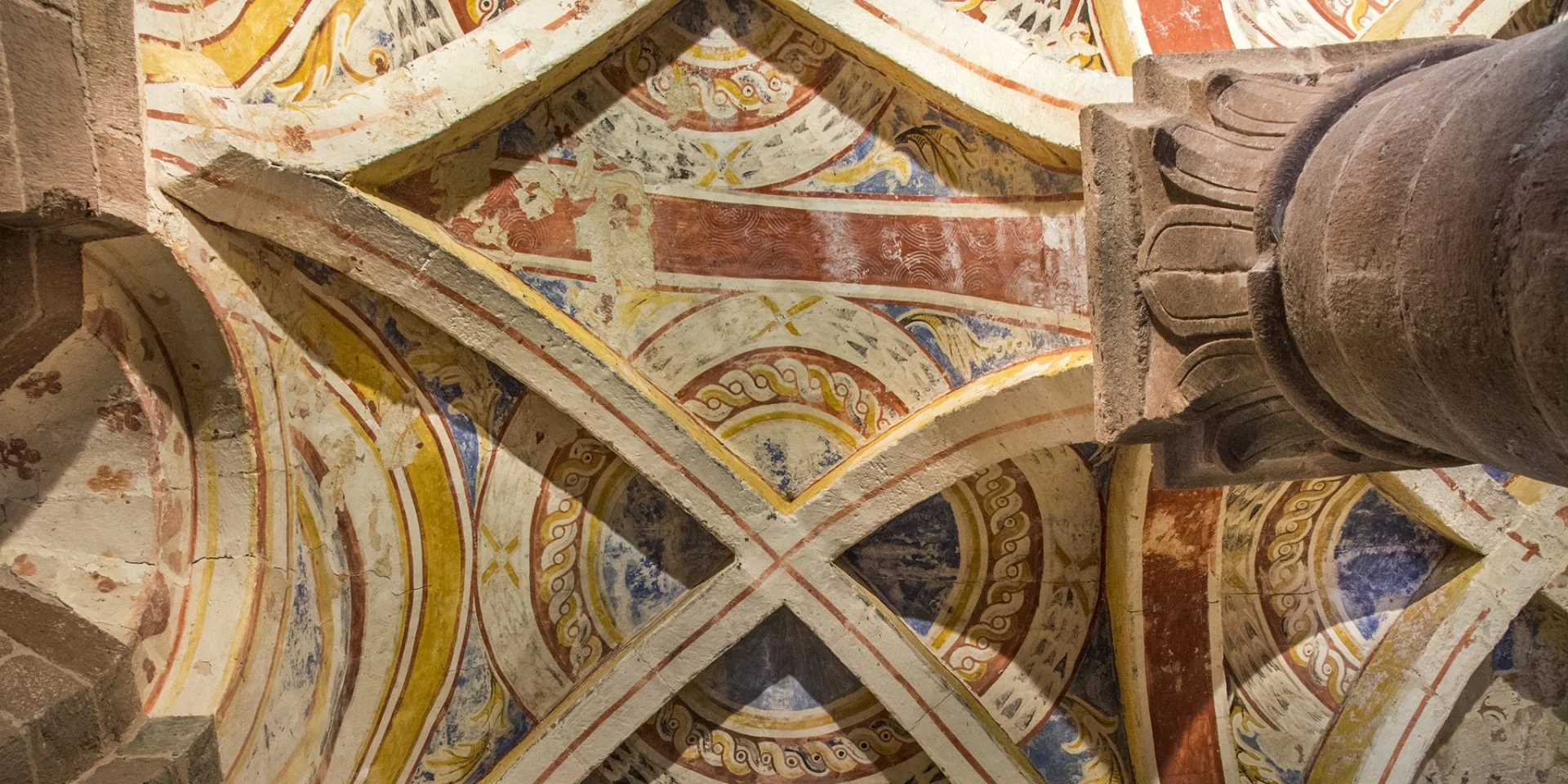 Church of Perse, tympanum and its Romanesque architecture