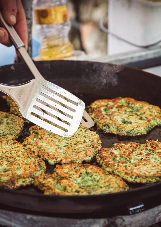 La cuisson des farçous sur le marché