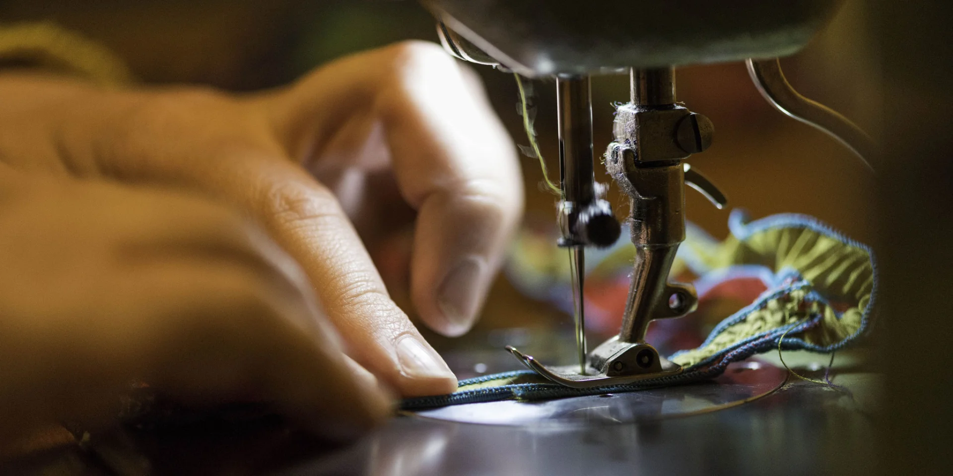 Assemblage de tissus plissé dans la création d'articles de mode