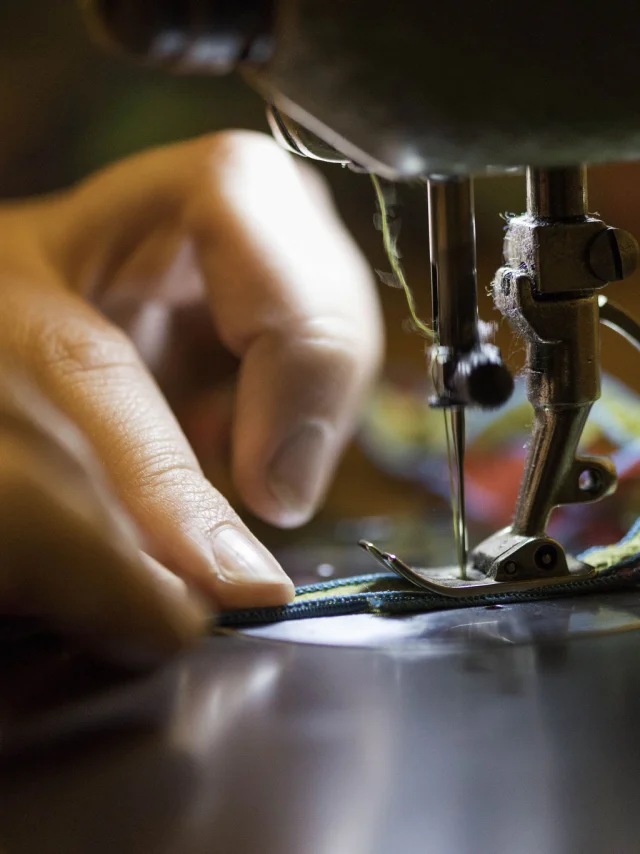 Assemblage de tissus plissé dans la création d'articles de mode