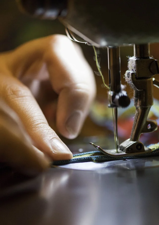 Assembling pleated fabrics to create fashion items