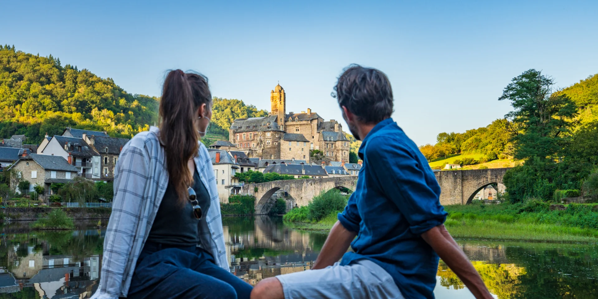 From the Entraygues-sur-Truyère road, a belvedere on the banks of the Lot offers a beautiful panoramic view of Estaing, the Gothic bridge and the château.