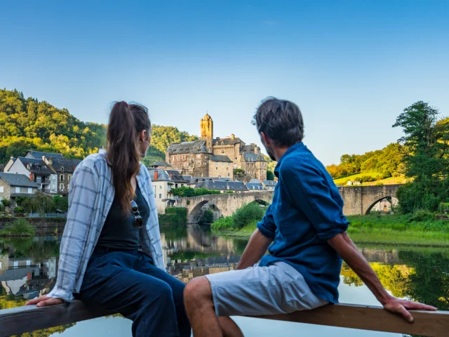 Depuis la route d'Entraygues-sur-Truyère, un belvédère en bord de Lot offre un très beau panorama sur Estaing, le pont gothique et le château