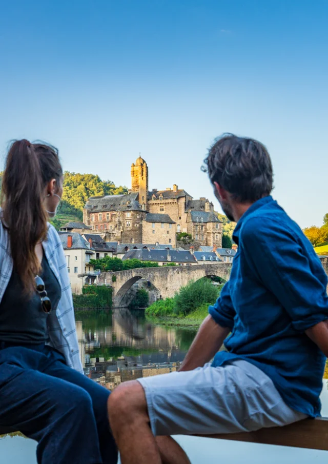 Depuis la route d'Entraygues-sur-Truyère, un belvédère en bord de Lot offre un très beau panorama sur Estaing, le pont gothique et le château