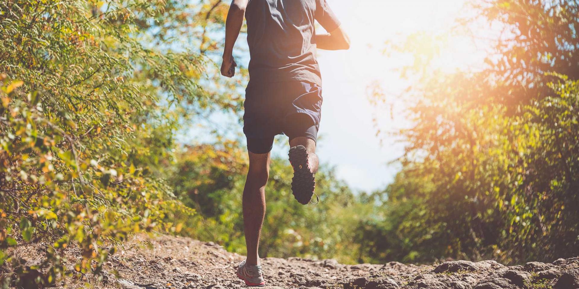 Garçon qui court dans la nature