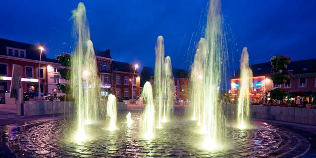 Fontaine de la grand place de Hannut la nuit
