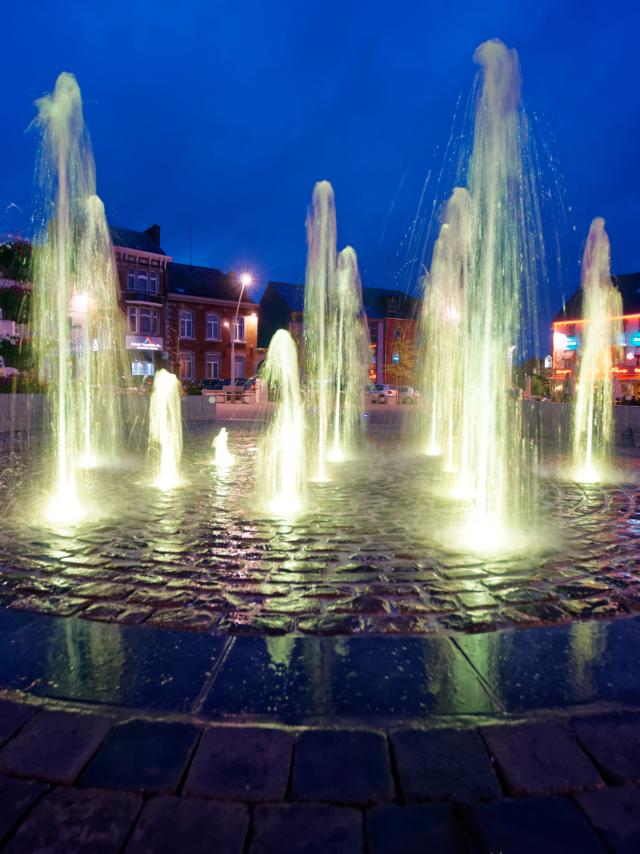 Fontaine de la grand place de Hannut la nuit