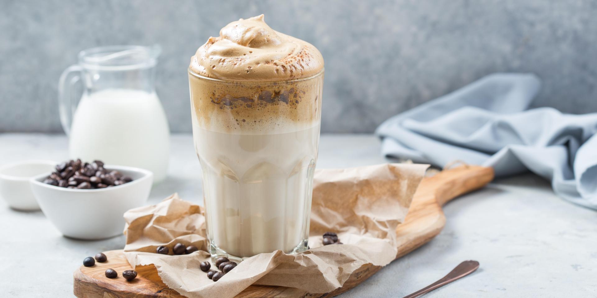 Café fouetté facile à la vanille et à la cannelle (café Dalgona