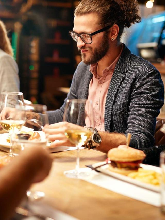resto-AdobeStock-c-chika_milan.jpeg