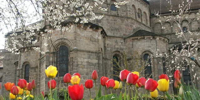 église abbatiale à file de coupole de Solignac