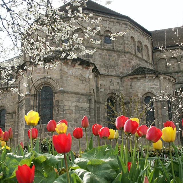 église abbatiale à file de coupole de Solignac