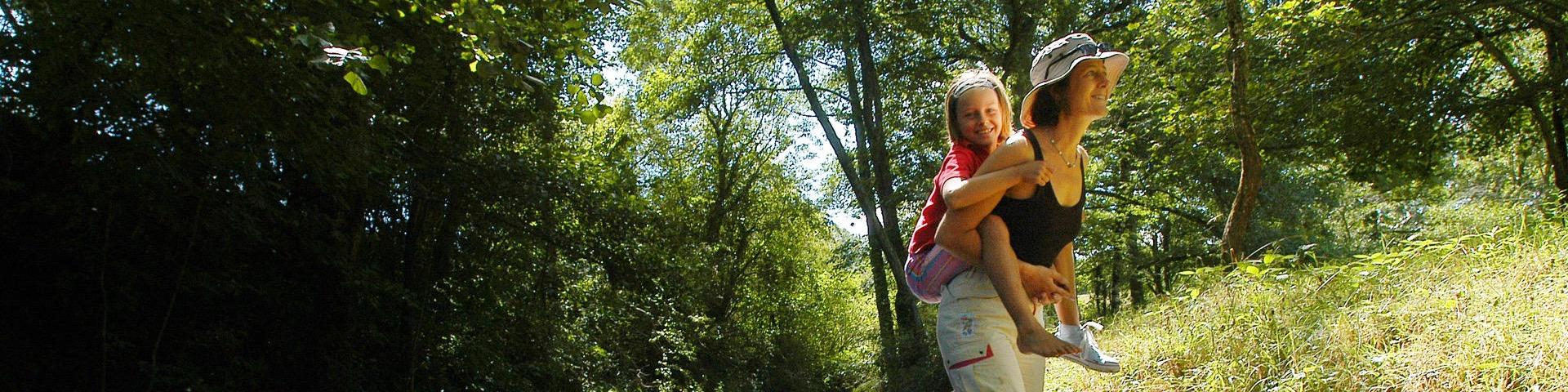 Maman Enfants Sur Le Dos Dans Cours D'eau
