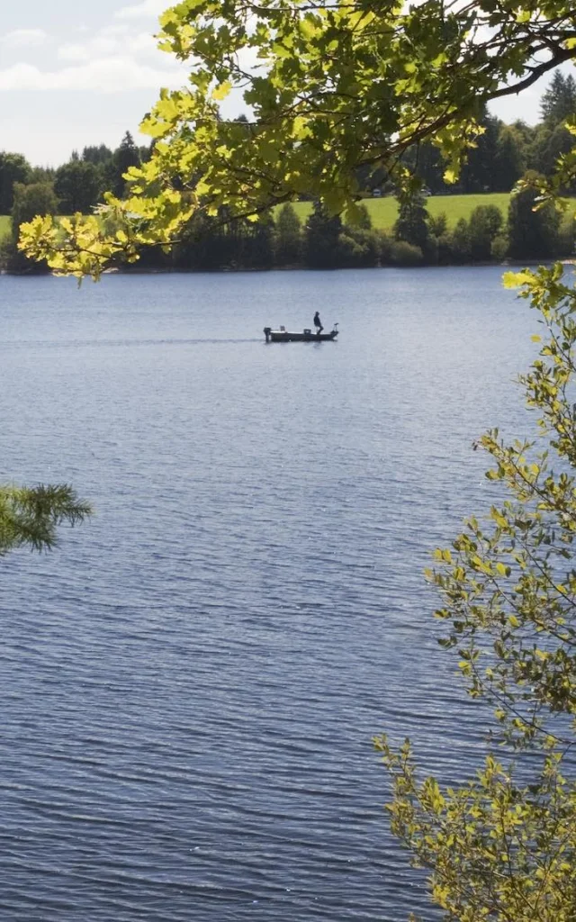 Pécheur au lac de Vassivière