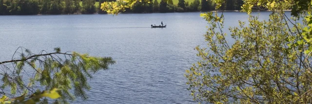 Pécheur au lac de Vassivière