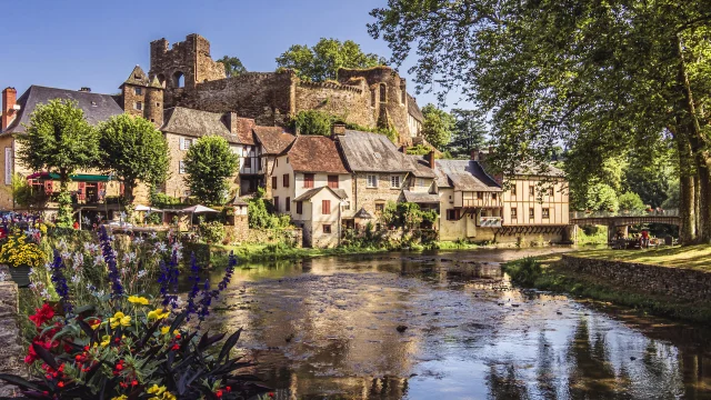 Ségur Le Château, Vue De L'auvézère Fleuri