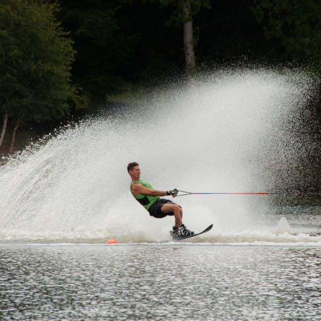 ski-nautique-Lac-de-St-Pardoux-S-Masse.jpg