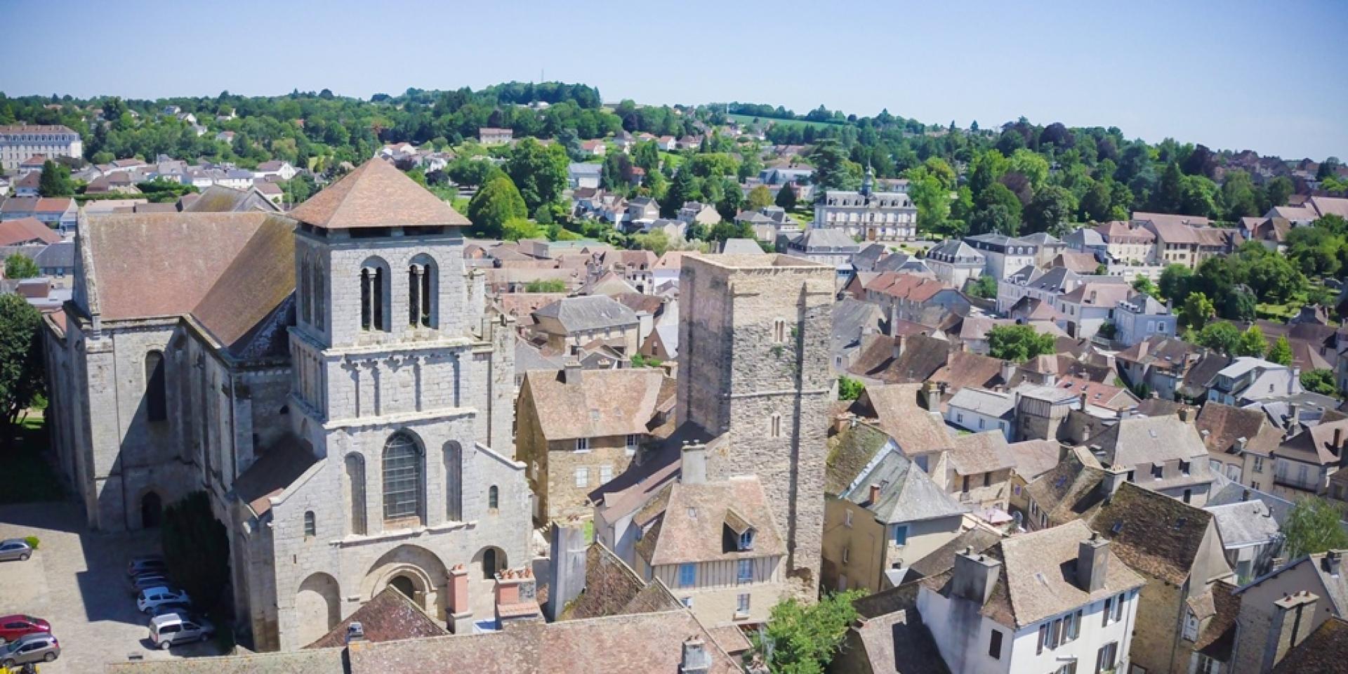 Vue aérienne cité médiévale de Saint-Yrieix