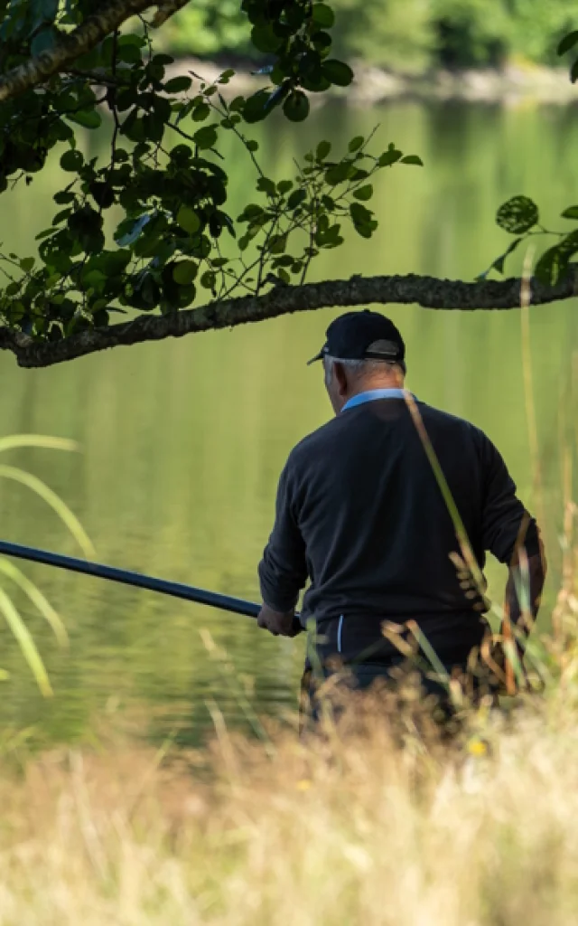 Pêcheur étang de la Pouge