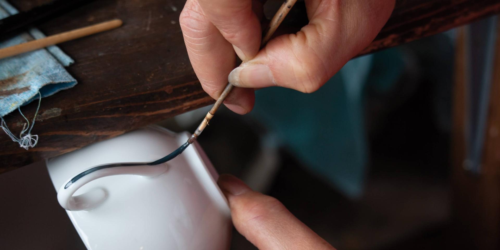 Porcelaine de Limoges décorée à la main à la fabrique Carpenet de Saint Léonard de Noblat