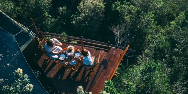 Couple Sur La Terrasse Dune Cabane Dans La Foret