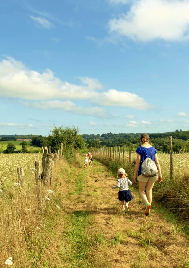 Randonnée sur les chemins de randonnée de Saint-Germain- Les-Belles, été 2023, Communauté de Communes Briance Sud Haute Vienne, Haute - Vienne, France.