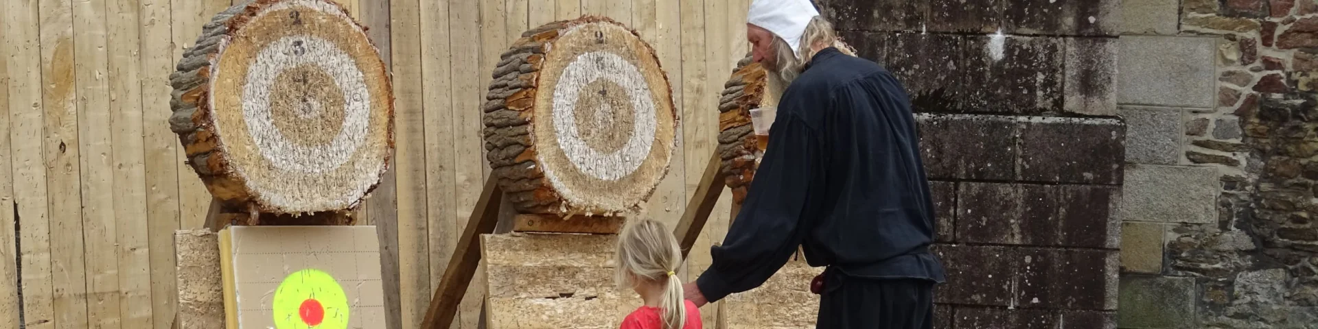 Lancé de haches aux Médiévales de Saint-Léonard de Noblat