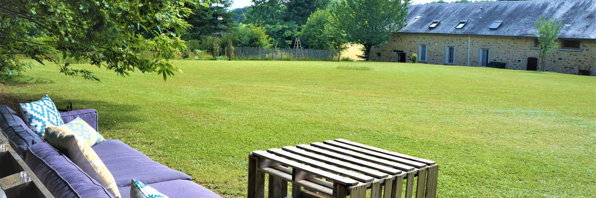 Le jardin derrière la ferme les Tranchées