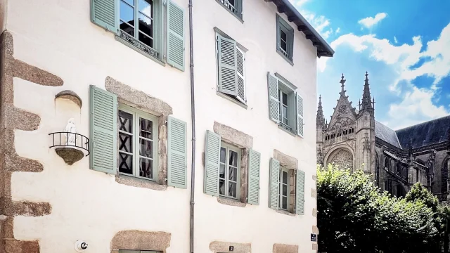 Maison des Allois avec entrée et Cathédrale