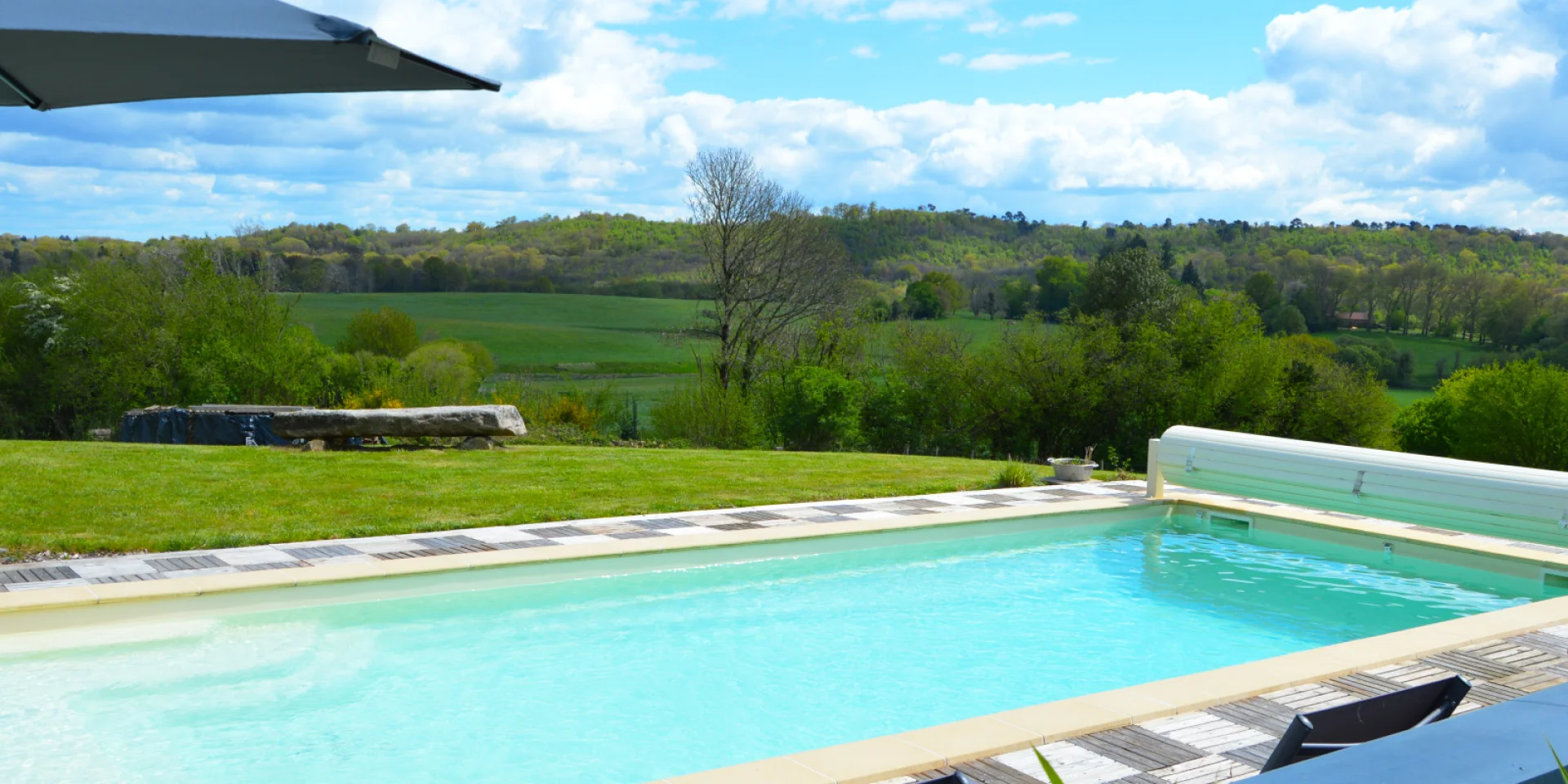 Piscine et nature verdoyante au gite Unalhome - Bussiere Galant