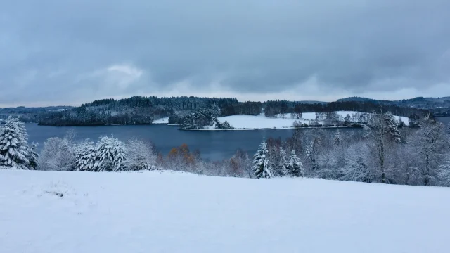Vacances de Noël en Limousin - Le Lac de Vassivière et le PNR Millevaches en hiver et sous la neige