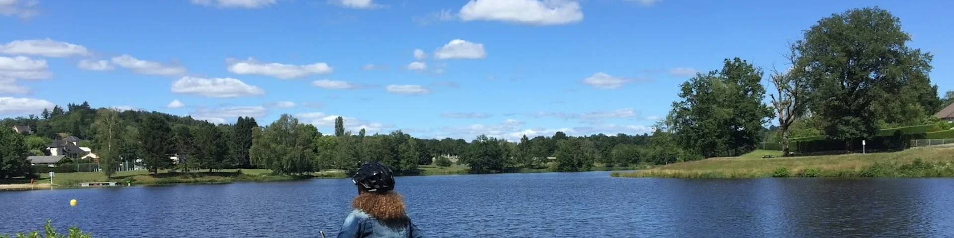 Randonnée le long du plan d'eau à Meuzac