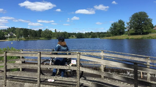Randonnée le long du plan d'eau à Meuzac
