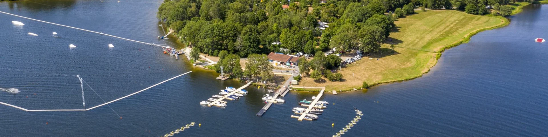 Camping ombragé au bord de l'eau