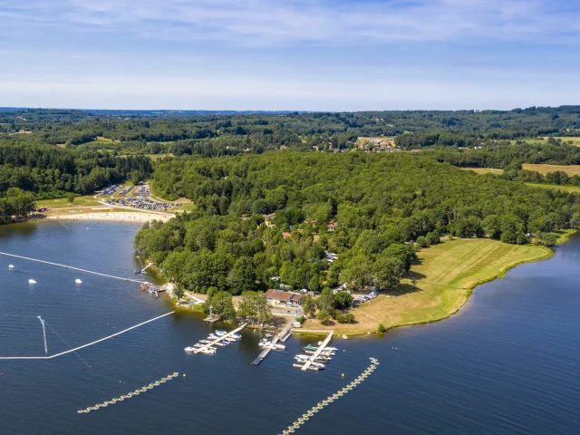 Camping ombragé au bord de l'eau