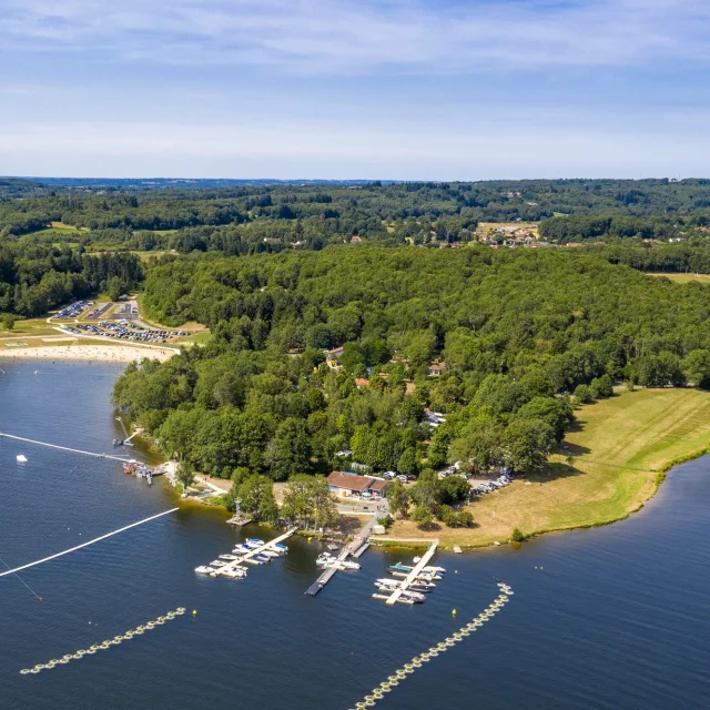 Camping ombragé au bord de l'eau