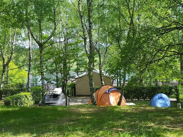 Camping ombragé en Limousin à Saint Hilaire les Places