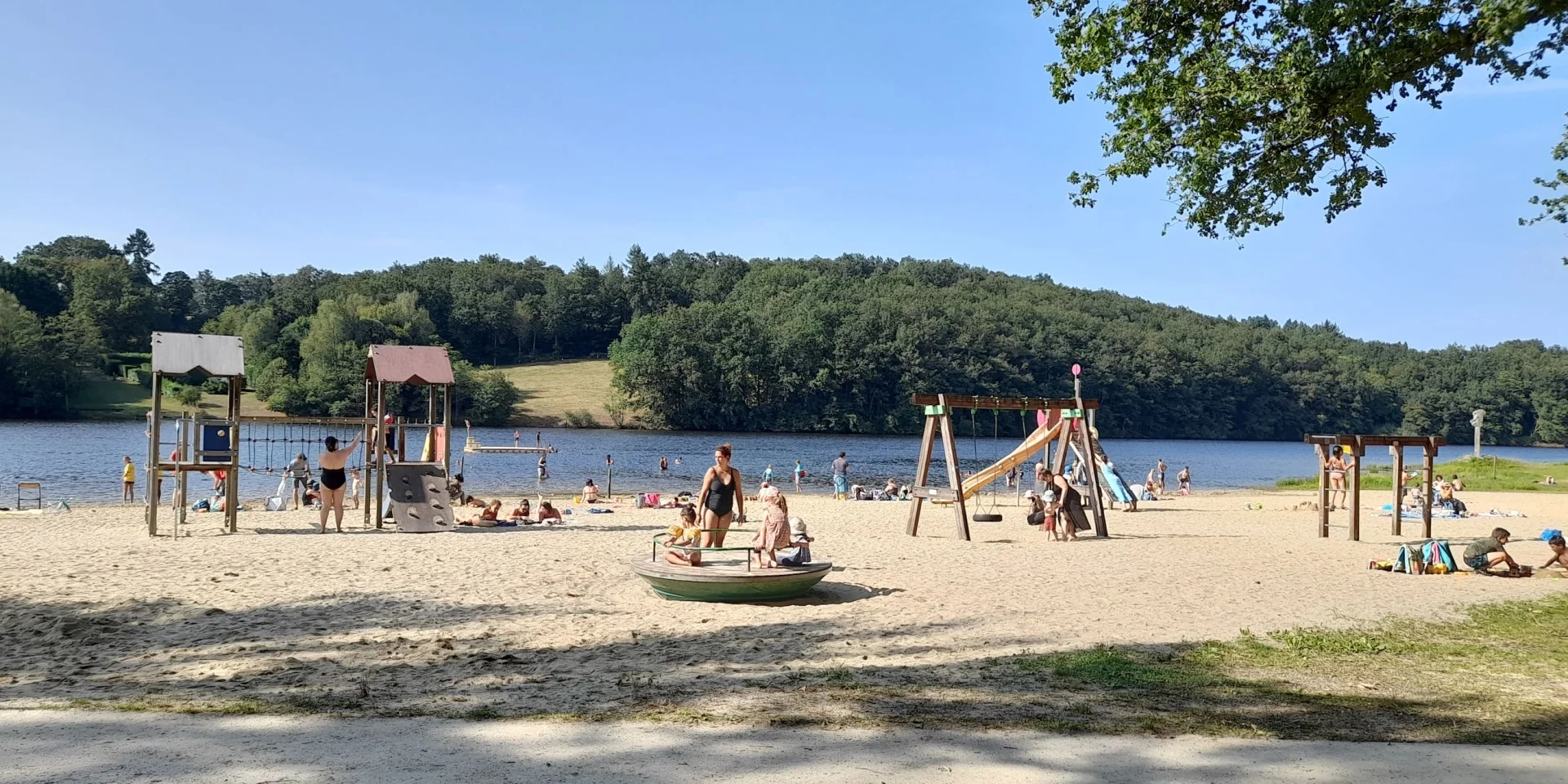 Se Baigner A Proximite De Saint Leonard De Noblat Plage Du Lac De Bujaleuf C M.ihdi