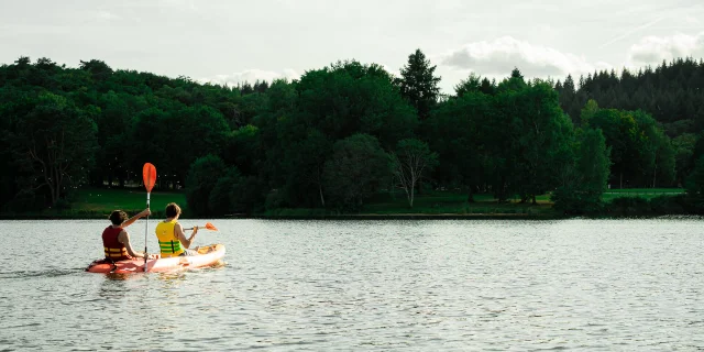 Canoe Au Lac De Saint Pardoux