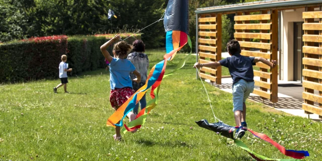 Atelier de création de cerf-volants à la médiathèque du Père Castor, le 16 août 2023, Meuzac, Communauté de Communes Briance Sud Haute Vienne, Haute Vienne, France. Septembre 2023.