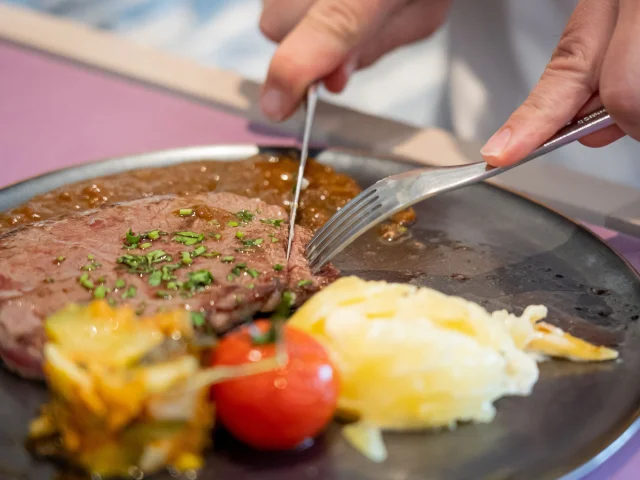 Group Meals With Meat Limousine At Relais Saint Jacques In Haute Vienne C Les Coflocs