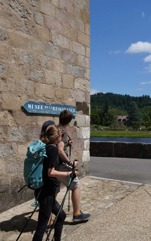 Peyrat Le Chateau Randonneur Devant Le Musee De La Resistance