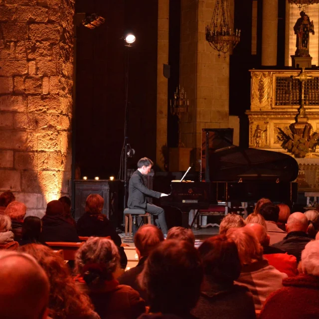 Festival De Musique Classique Dans La Collegiale De Saint Leonard De Noblat A Lunesco Avec Les Homards Indosiles