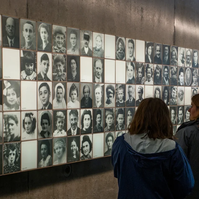 Centre de la mémoire d'Oradour - Galerie des visages et visiteurs