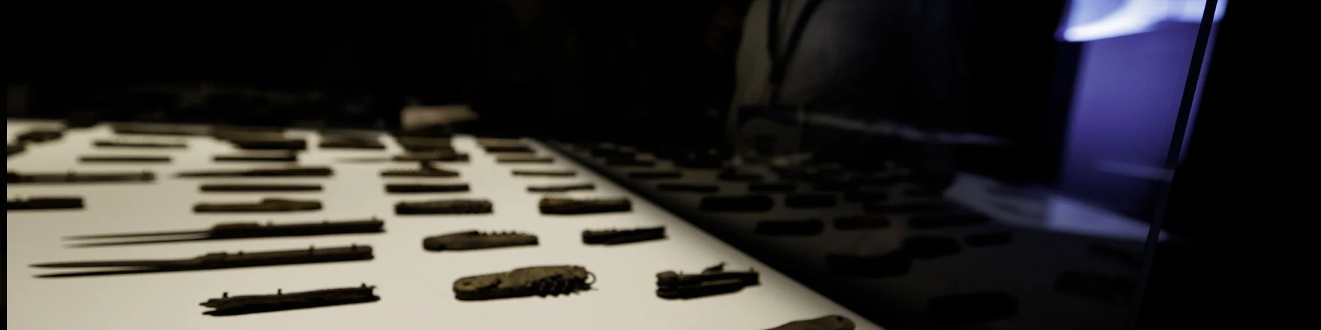 Centre de la mémoire d'Oradour - Couteaux , lunettes - Exposition objets en héritage