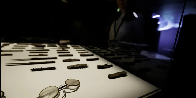 Centre de la mémoire d'Oradour - Couteaux , lunettes - Exposition objets en héritage