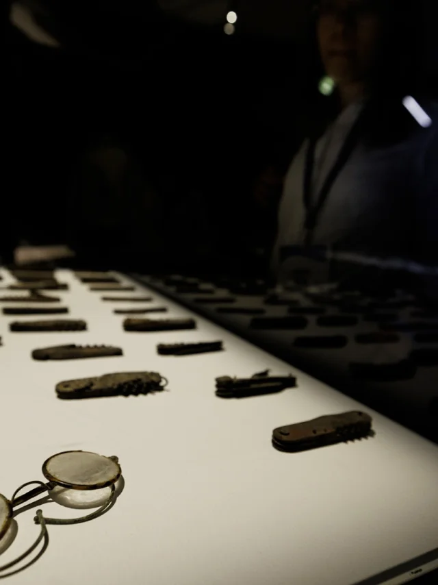 Centre de la mémoire d'Oradour - Couteaux , lunettes - Exposition objets en héritage