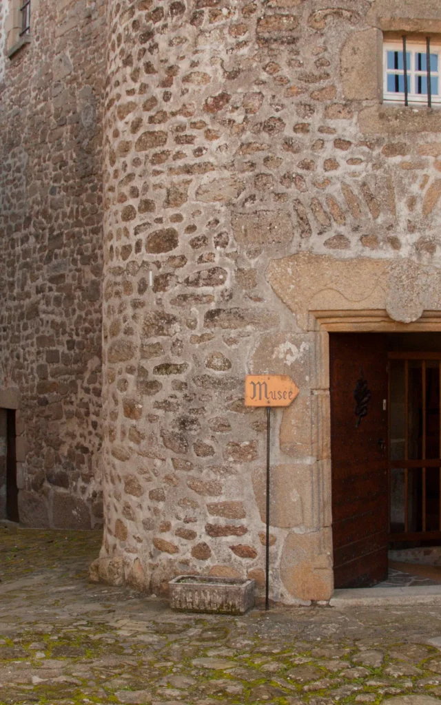 Porte Peyrine Et Le Musee De Chateauponsac