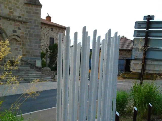 Un monument aux morts en porcelaine à découvrir lors d'une balade près d'Aixe sur Vienne