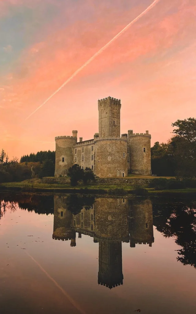 Coucher de soleil sur le château de Montbrun sur la route Richard Cœur de Lion