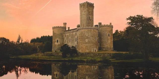 Coucher de soleil sur le château de Montbrun sur la route Richard Cœur de Lion